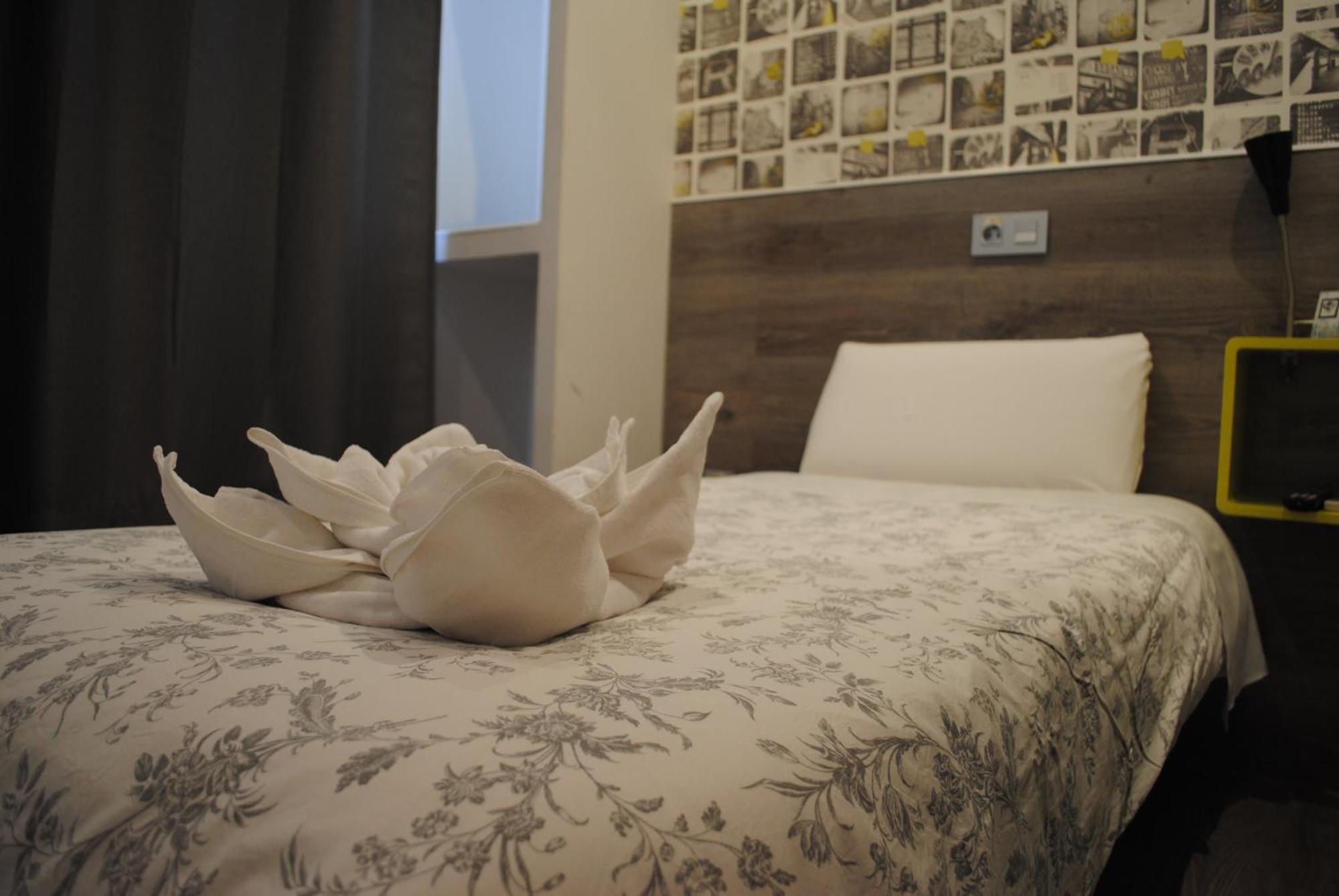 Hostal Abril Madrid Exteriér fotografie