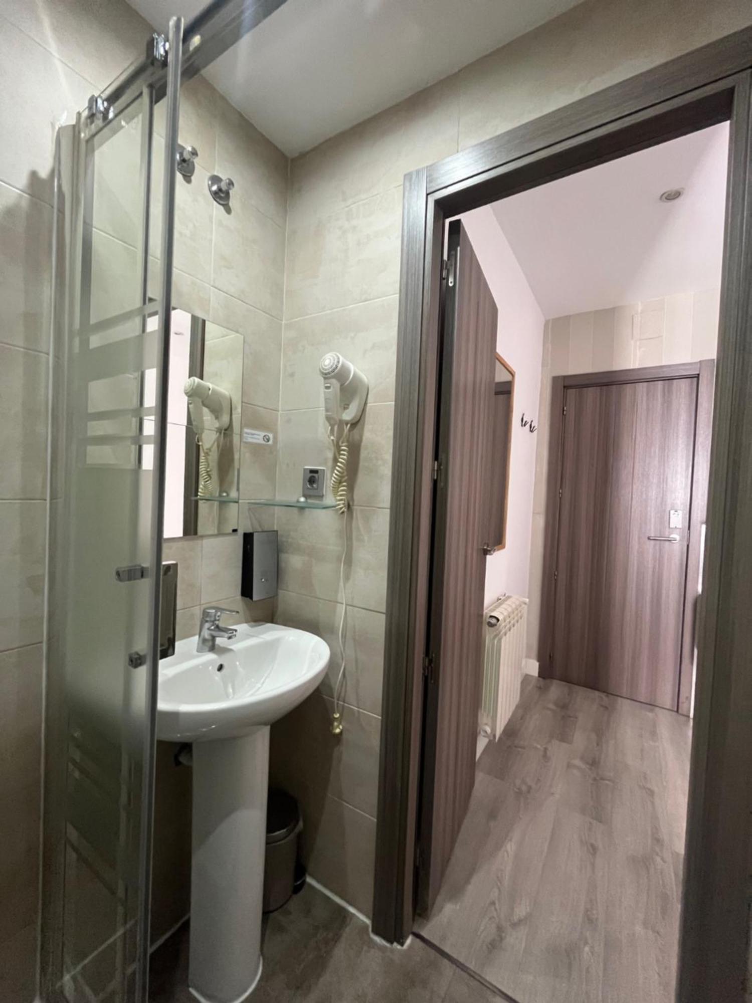 Hostal Abril Madrid Exteriér fotografie